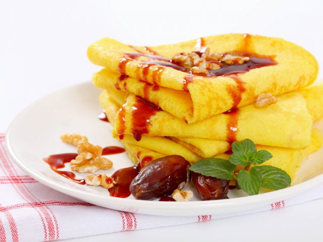 pancakes-with-walnuts-dates-and-date-syrup-P4XGMMF
